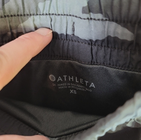 Athleta Racer Run Mesh Shorts in Olive Green Camo, sz XS - Picture 6 of 11